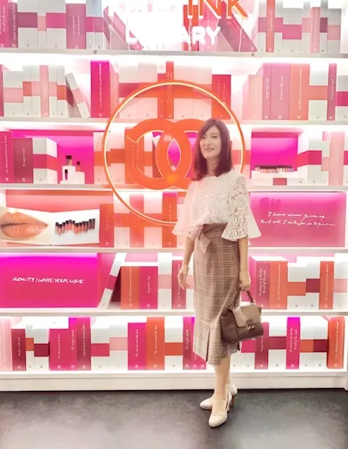 チェック柄のスカートで注目のイベントへ。の画像_1