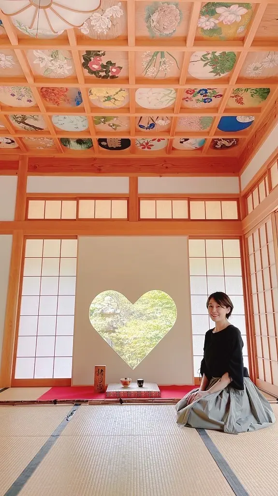 ボリュームマキシ丈スカートに黒のレースアの画像_1