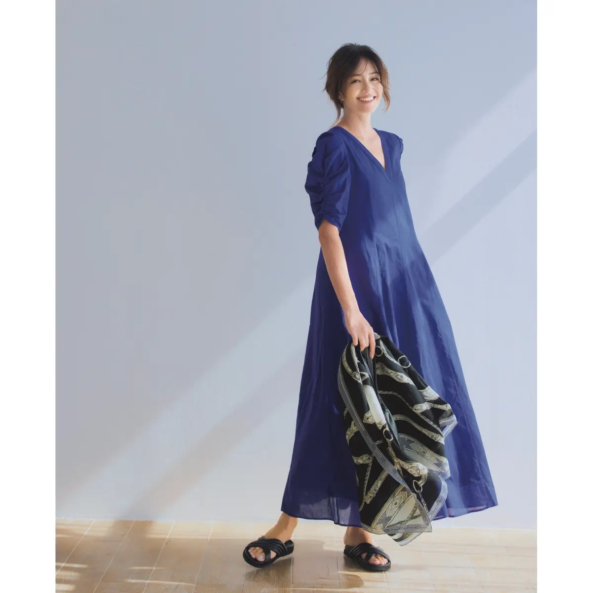 ブルーAラインワンピースに黒サンダルを合わせたコーデ　モデル・RINA
