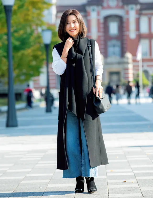 プレインピープルのジレとカットソーの横山希世さん