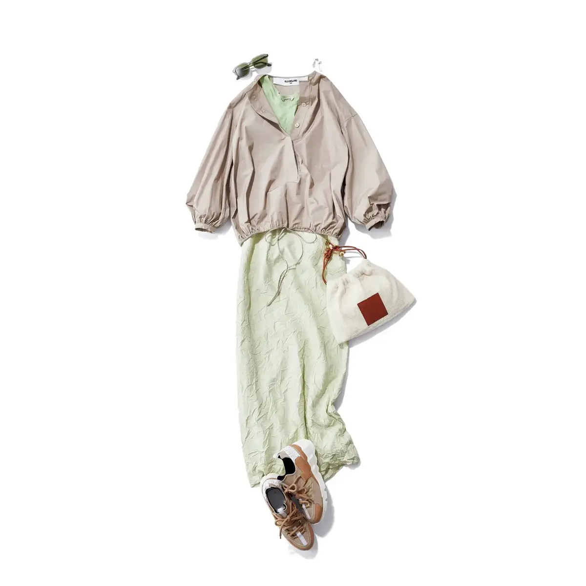 最旬セージグリーンでカジュアルコーデにフレッシュな空気を呼び込む