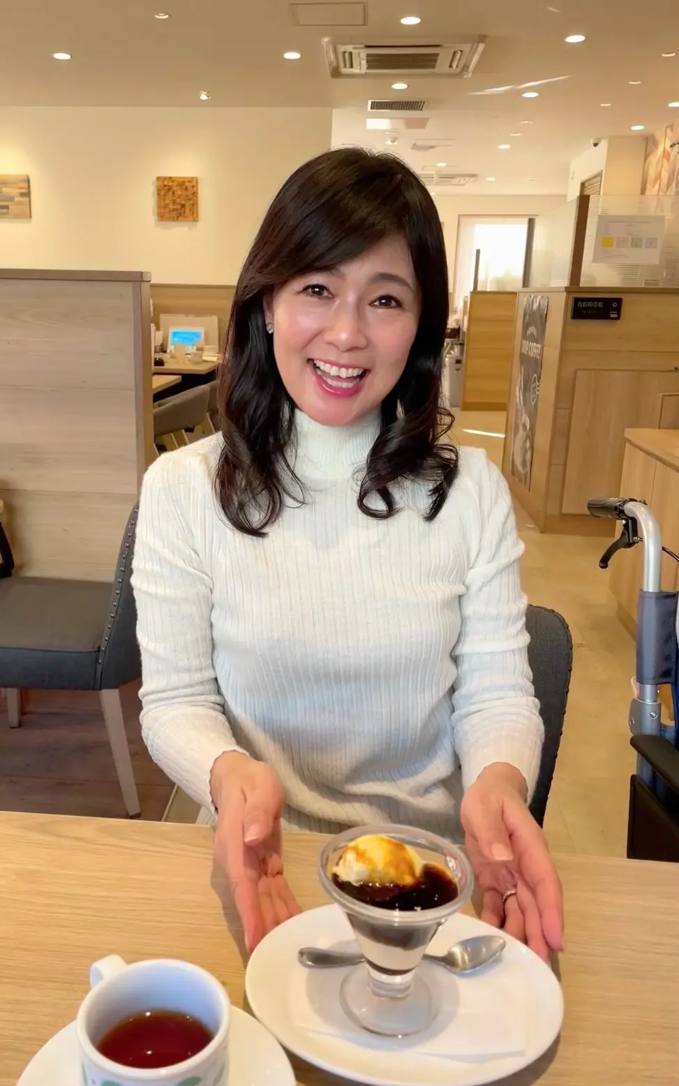 ランチ、冬服、冬服コーデ、冬コーデ、白、白ニット、ニットコーデ、ボブ、ロングボブ、ボブヘア、ロングヘア、巻き髪、ワンカール、流し前髪、黒髪、焦茶カラー、焦茶ヘア、シルバーイヤリング、イヤリング、ピアス、プラチナ、プラチナピアス、プラチナイヤリング、プラチナリング、リング、アフォガード、デザート、スイーツ、アイス、バニラ、バニラアイス、コーヒーゼリー、コーヒージュレ、ジュレ、黒蜜、店内、テーブル席