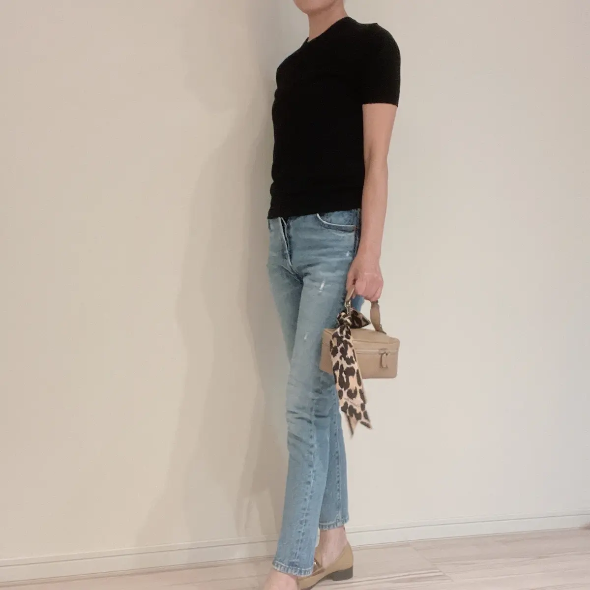 バックにレオパード柄スカーフを巻いて