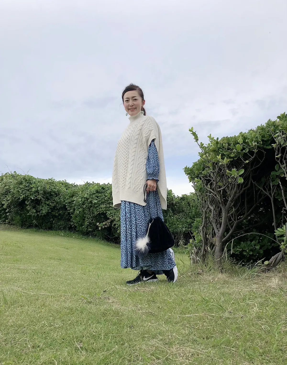 流行りの「ニットベスト」×「マキシワンピの画像_2