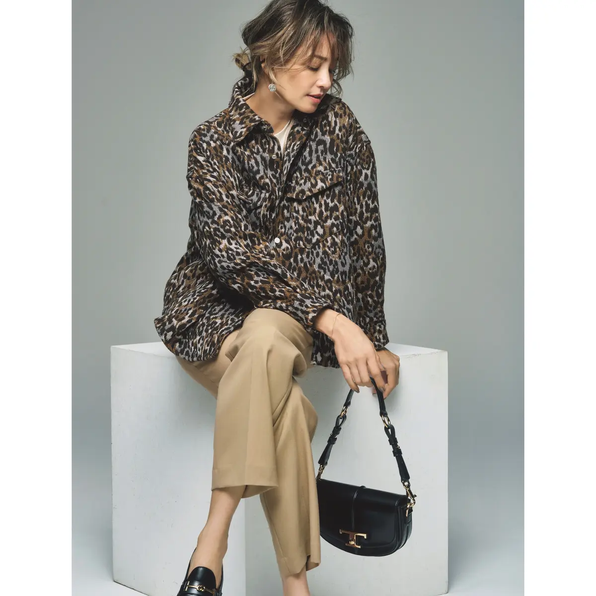 レオパード柄のシャツジャケットとベージュパンツのコーデ　モデル・RINA
