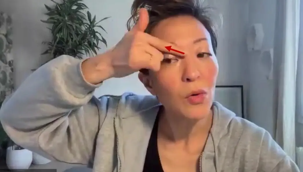 OurAge×Webエクラ 40代50代　眉間エクササイズ