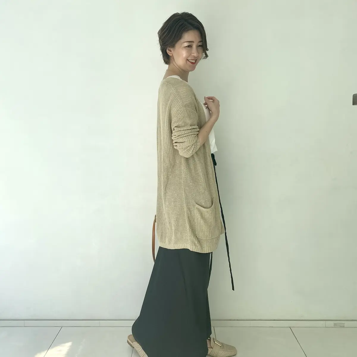 黒ツヤスカート×白ロゴTシャツで力の抜けの画像_3