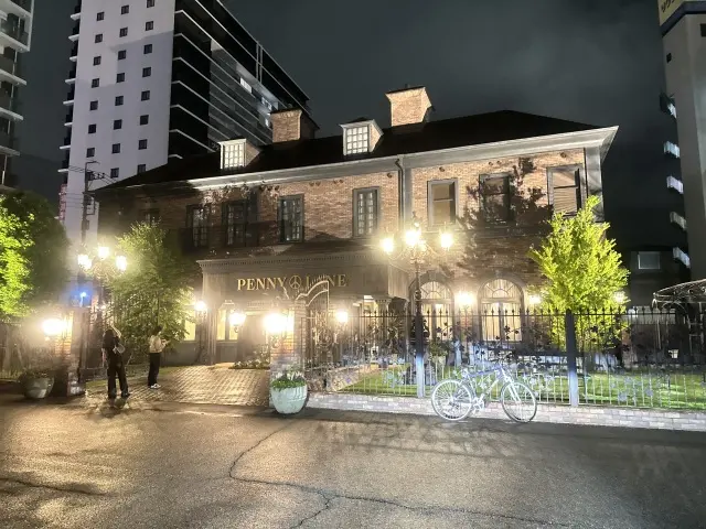 モノトーンドッツ×ホワイトパンツで、人気の画像_2