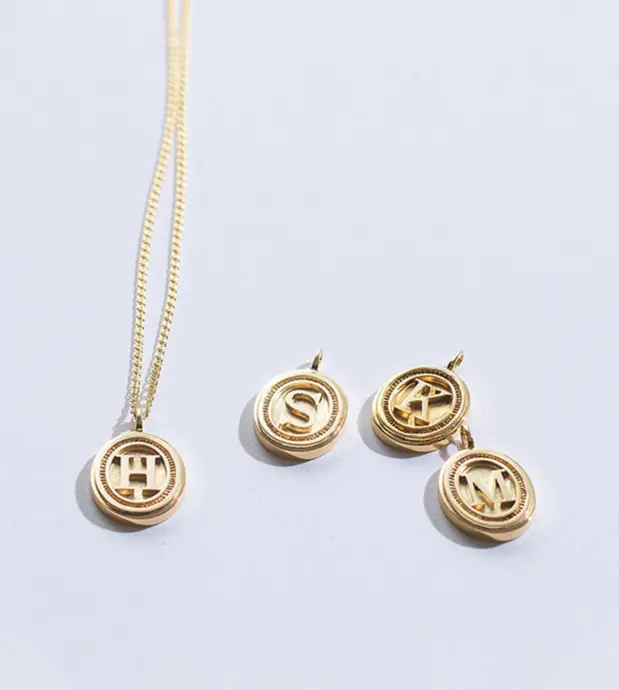 Quelle Chance イニシャルコインネックレス