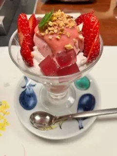 イチゴパフェはオプションですが、迷わずオーダー。新鮮なイチゴがシメにピッタリ。
