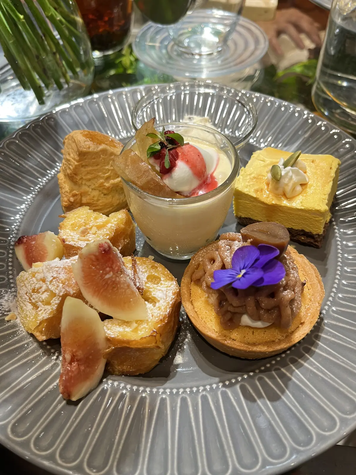 バラのブーケとアフタヌーンティーの画像_12