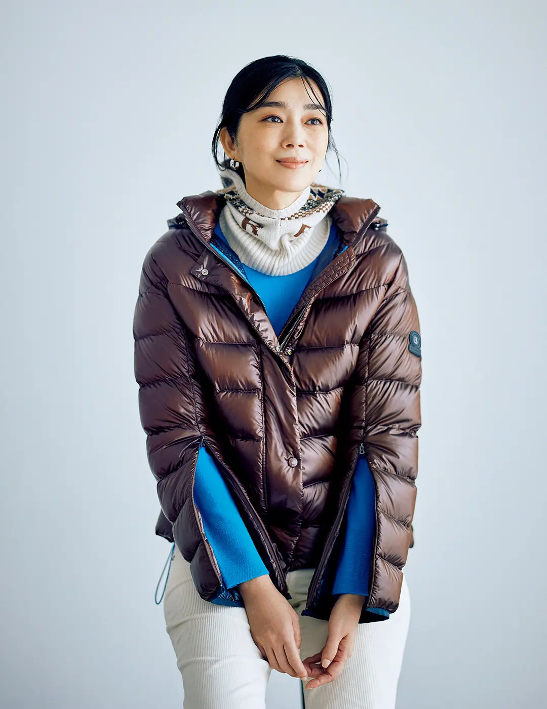 新しい冬のレイヤードを提案する袖先スリットダウン