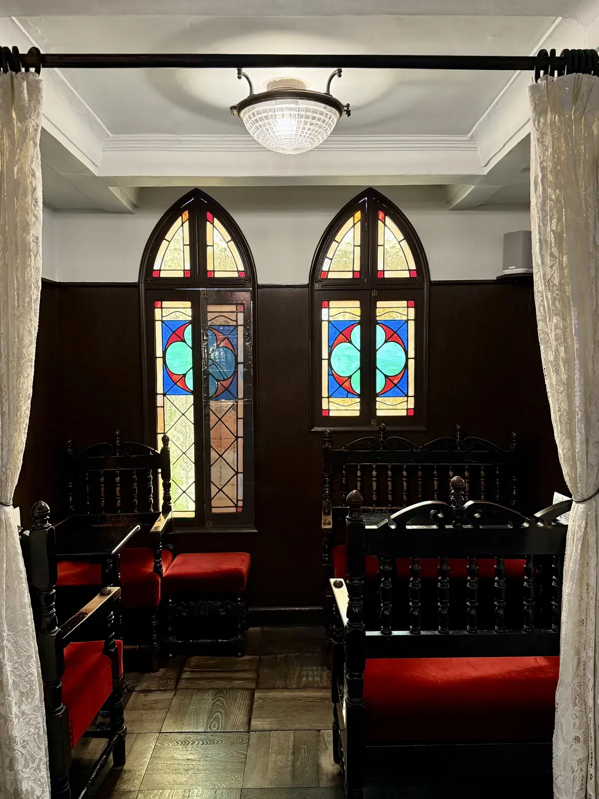 京都　喫茶店　カフェ　フランソア　店内　老舗喫茶店　ステンドグラス