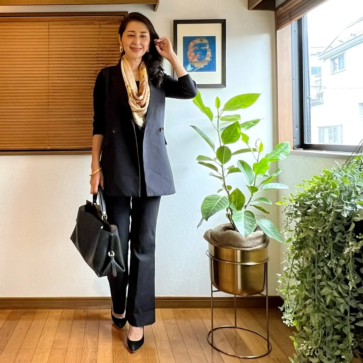 GUジレ　GU黒パンツ　黒のTシャツ　黒のトートバッグ　黒のパンプス　シルクスカーフ