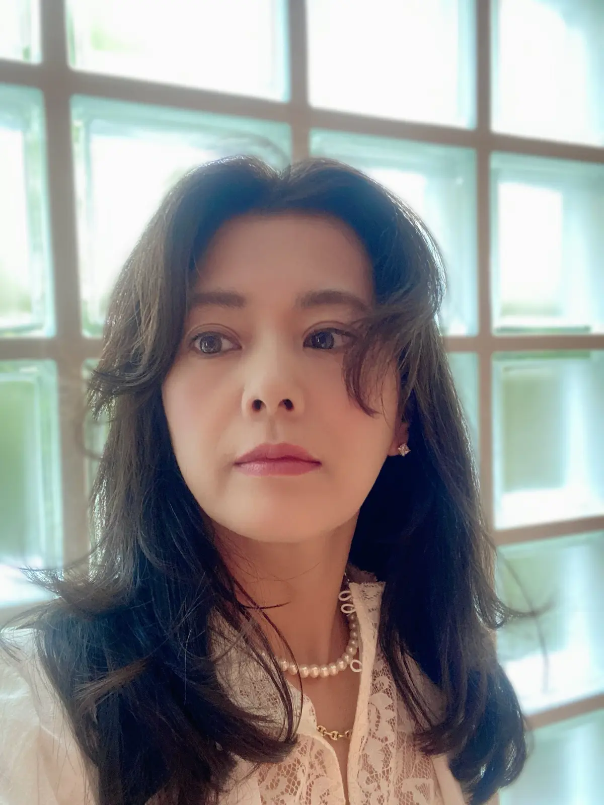 癖毛を活かしたワンカールスタイリング。大人女性ににあう柔らかい動きのあるヘアスタイル。湿気の多い季節にも扱いやすい髪型。