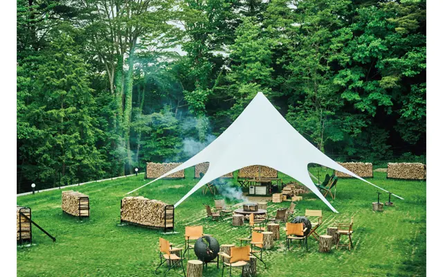 「TAKIBIラウンジ」では、夕方の光を眺めながら振る舞いのホットワインやお茶をどうぞ。焚き火でマシュマロを焼くのも楽しい