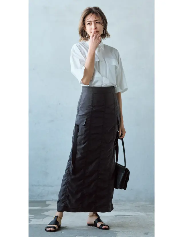 ワンツーコーデをおしゃれ上手に見せるスポーティさのあるツヤ素材