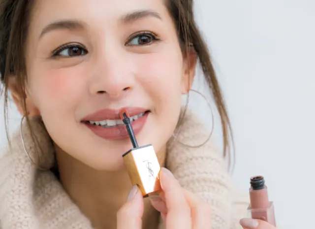 唇の山や下唇の船底の輪郭に丸みをもたせるようにリップを塗る