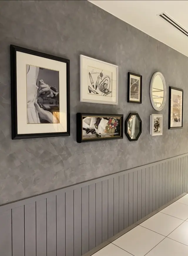 パリのアトリエのようなおしゃれなお手洗いの画像_1