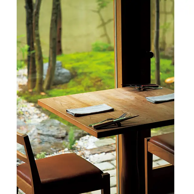 京都の東山にあるフレンチレストラン「デュプリー」の内観