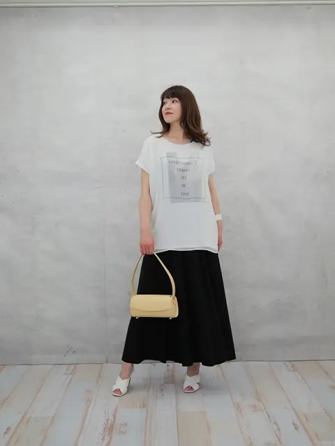 ZARAリネンワンピースにロングＴシャツ＆イエローのバッグをコーディネート