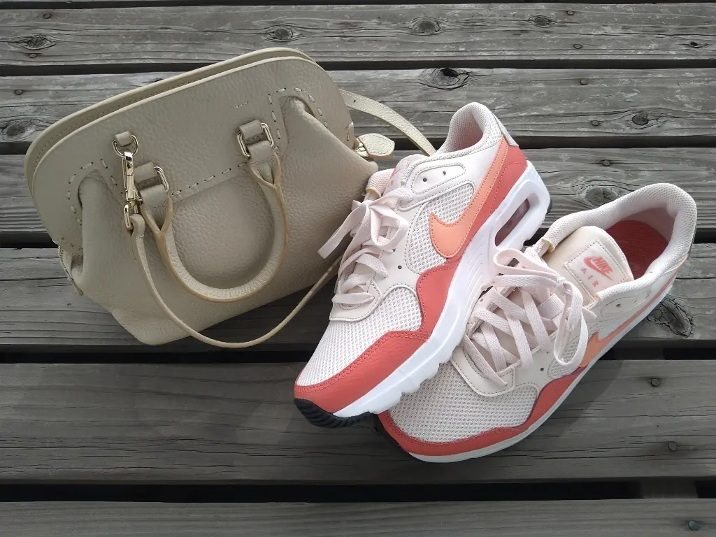 バッグとピンク系スニーカー