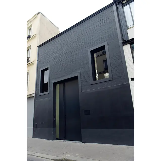 一見すると黒い箱のようなギャラリーの外観