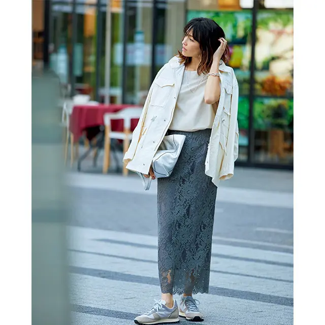 レースとスニーカーの色をそろえて洗練された印象に