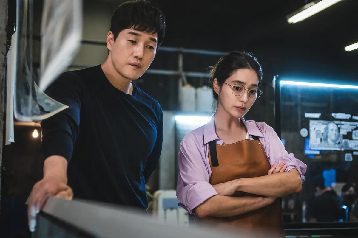 『ヴィランズ 偽札ゲーム』ディズニープラスのスターにて見放題で独占配信中 (c)2025 Tving & Studio Dragon All Rights Reserved　韓国ドラマ　劇中シーン