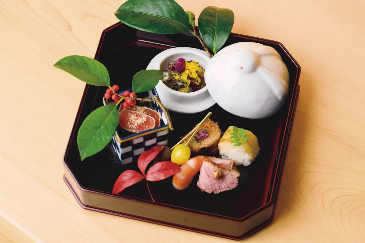 国内旅行　金沢　和食　志木葉彩り美しい八寸。「できるだけ能 登の食材を使いたい」と故郷への思いものせ て。’23年12月にオープン。お任せコースの み。夜は8品￥13,200〜、昼は￥5,500〜