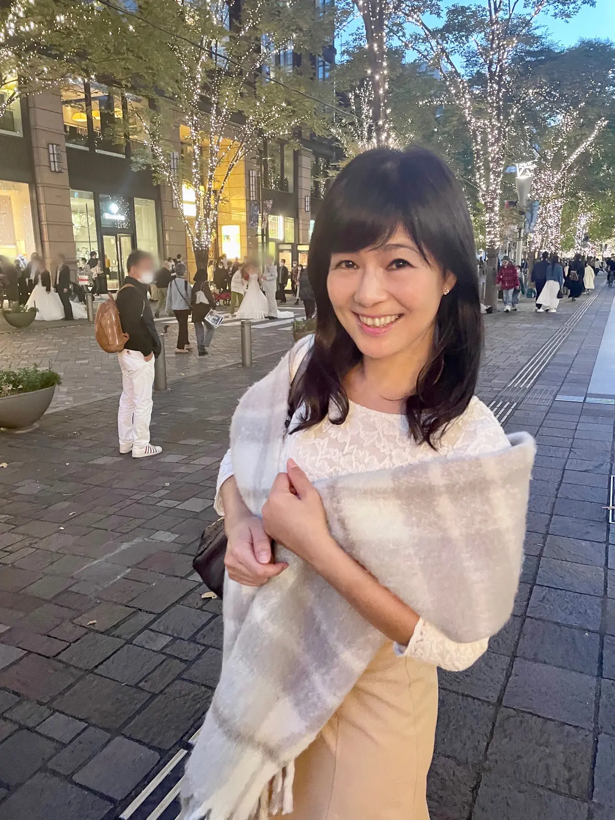 Vis。ビズ。ベージュ。ロングスカート。ベージュロングスカート。レース。レーストップス。白。白トップス。カットソー。白カットソー。七分丈。バッグ。ミッシェルクラン。Michel Klein。a.v.v。アーベーベー。ストール。マフラー。チェック。タータンチェック。白タータンチェック。こげ茶。ブーツ。こげ茶ブーツ。