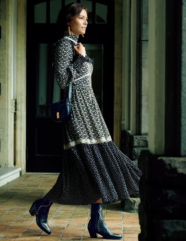 フェミニンなワンピースとスタッズブーツコーデのTINA