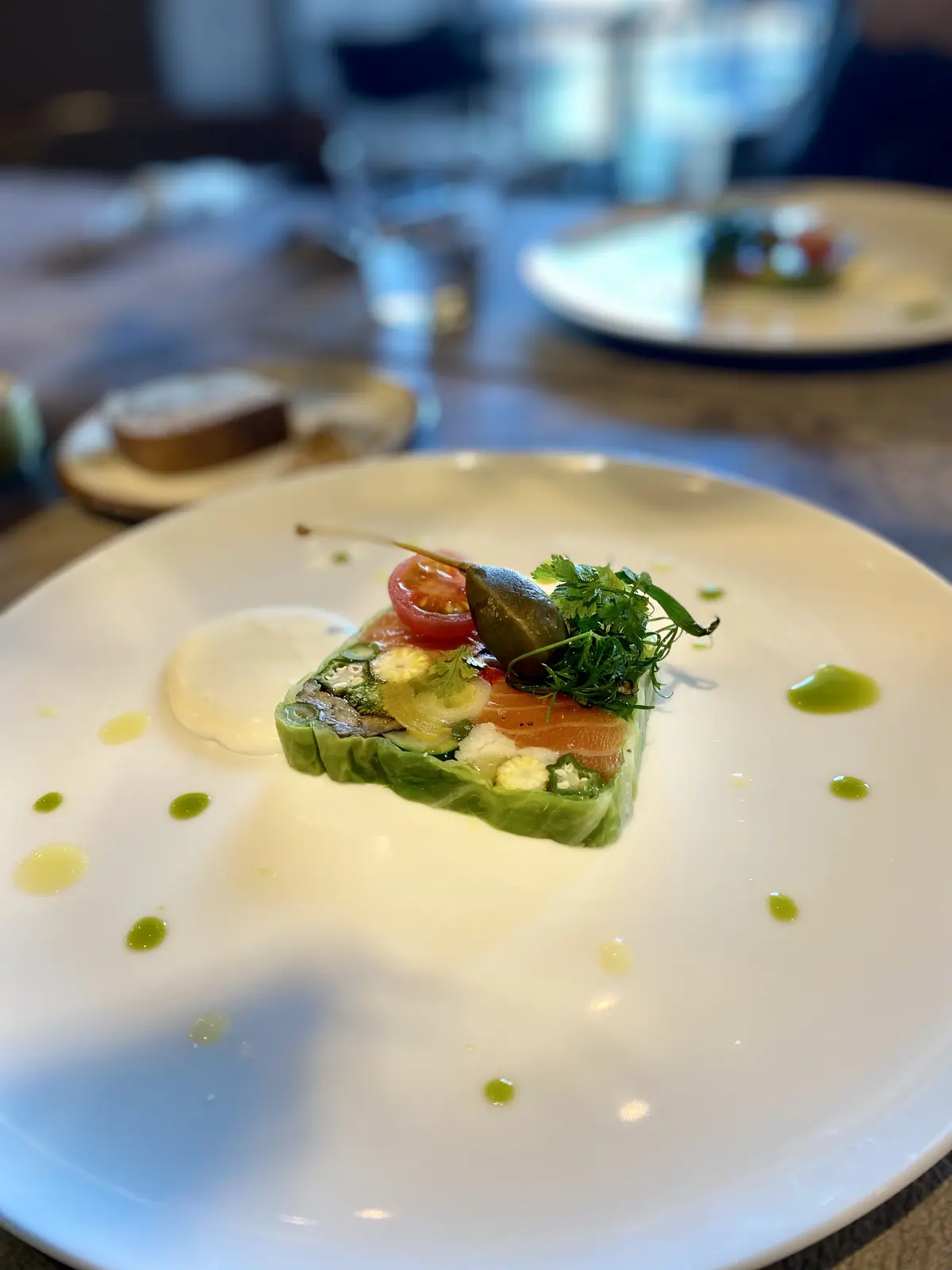 表参道bonélan（ボネラン）の前菜。スモークサーモンと野菜のテリーヌ、Menu marchéランチコース