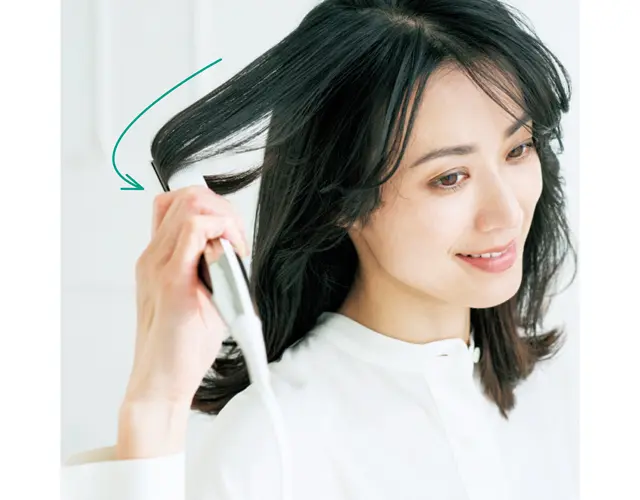 《4》表面の毛束は大きな内巻きに