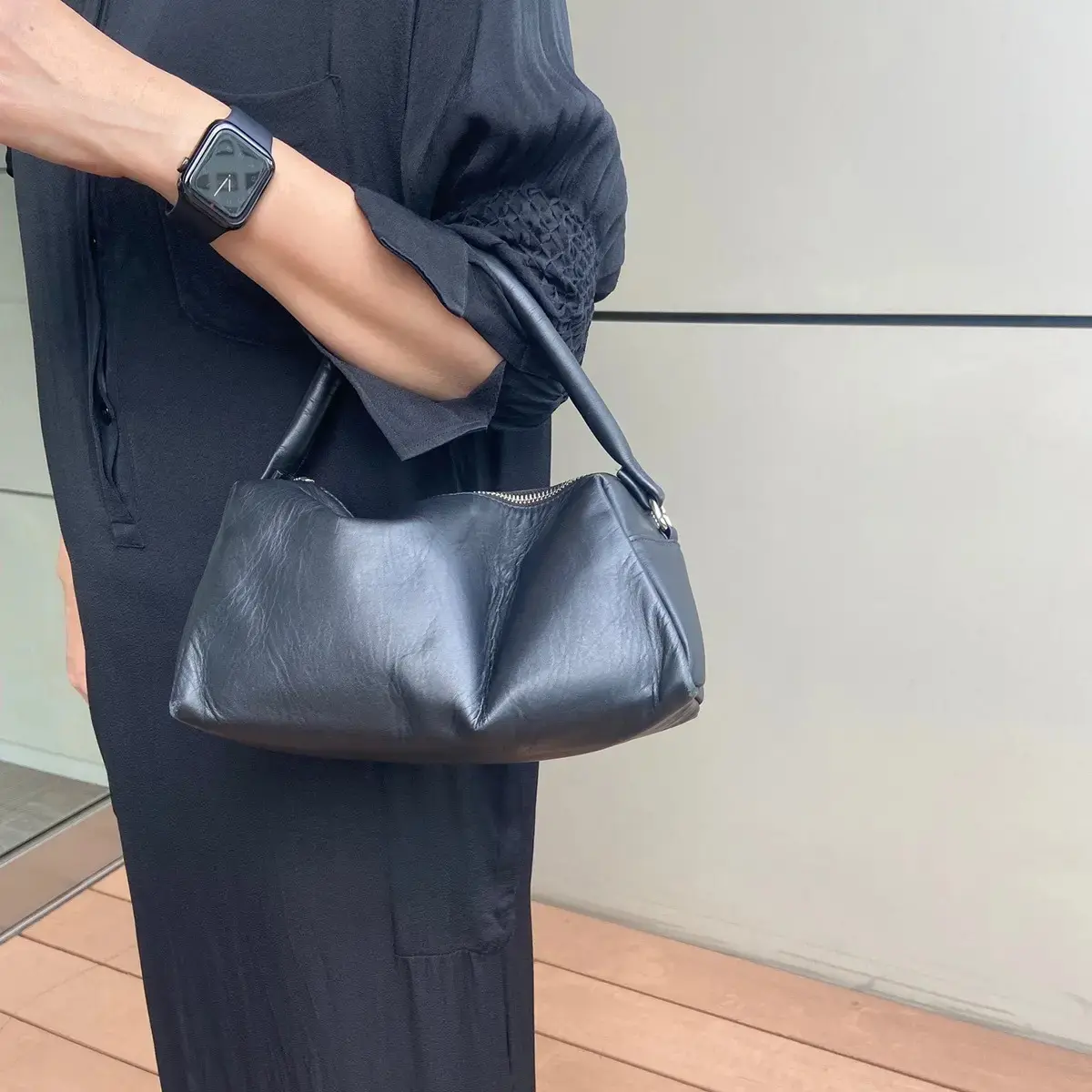 荷物が少ないTにちょうどいい、シンプルなワンハンドルバッグ