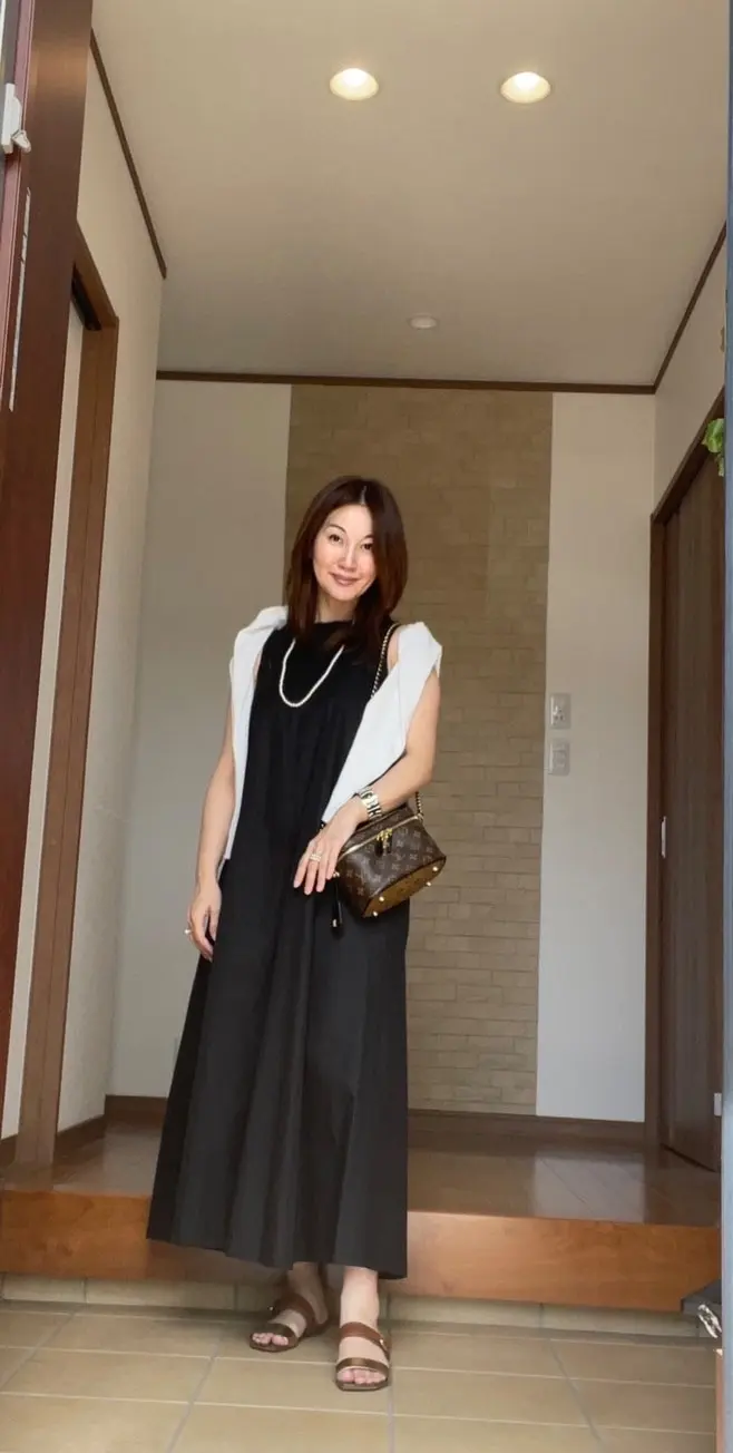 玄関　黒ワンピースの女性