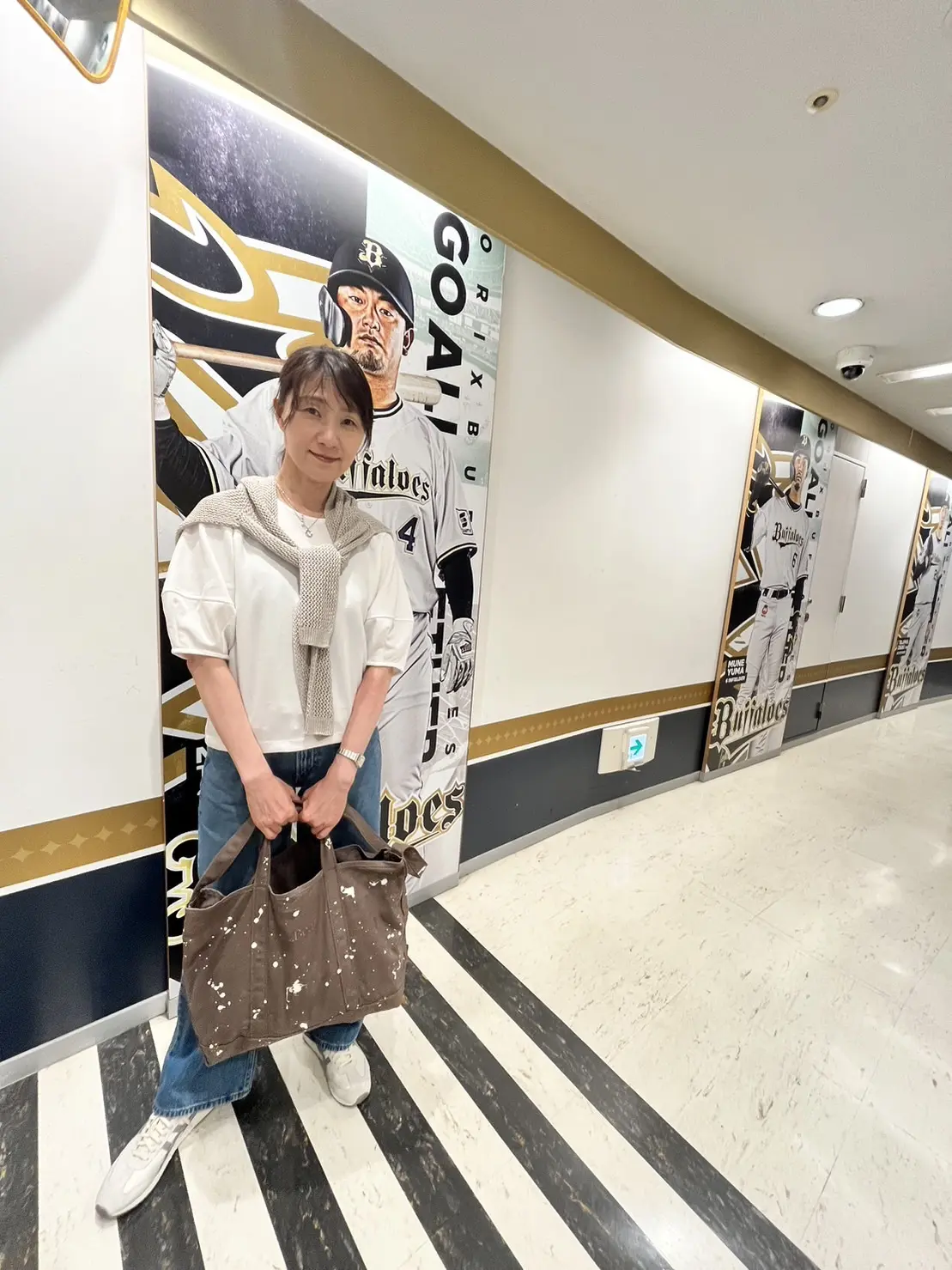 TシャツはGUランタンスリーブ。ジーンズはUNIQLO　ローライズバギージーンズ。