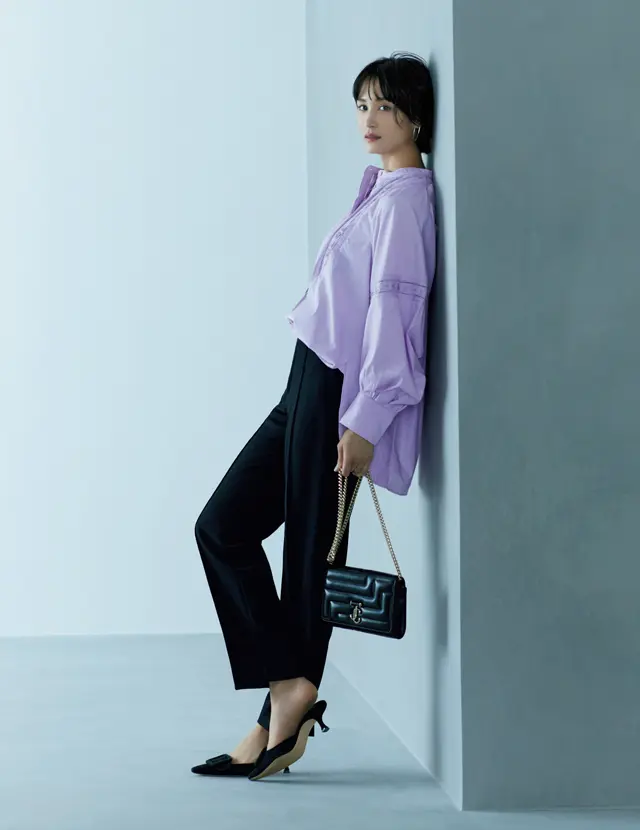 スマートな黒を引き立て役にラベンダーで透明感をアップ