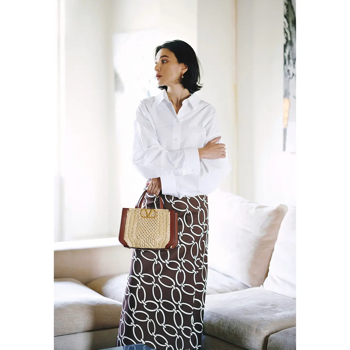 白シャツにブラウンチェーン柄スカートとカゴバッグのコーデ　モデル・田沢美亜