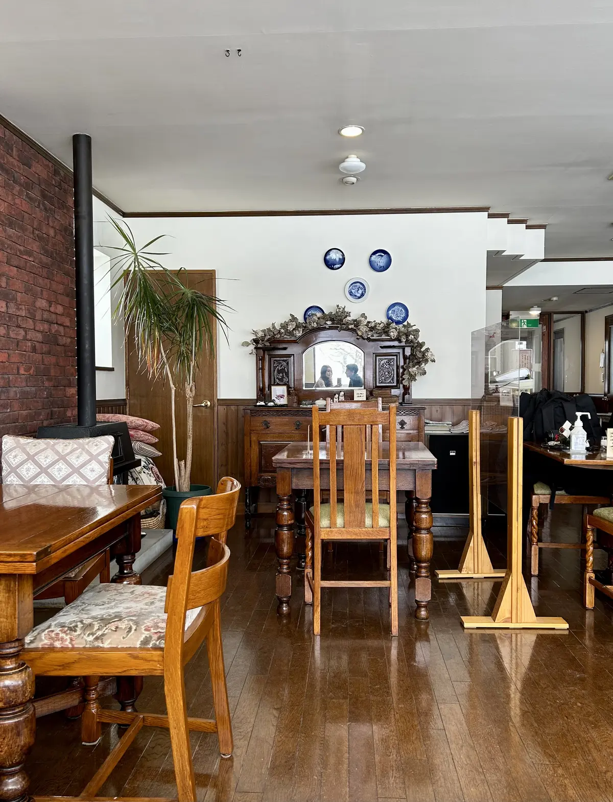 レトロな店内　暖炉も