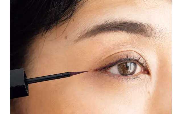 《3》プラム色のラインで目じりを7〜8㎜長く