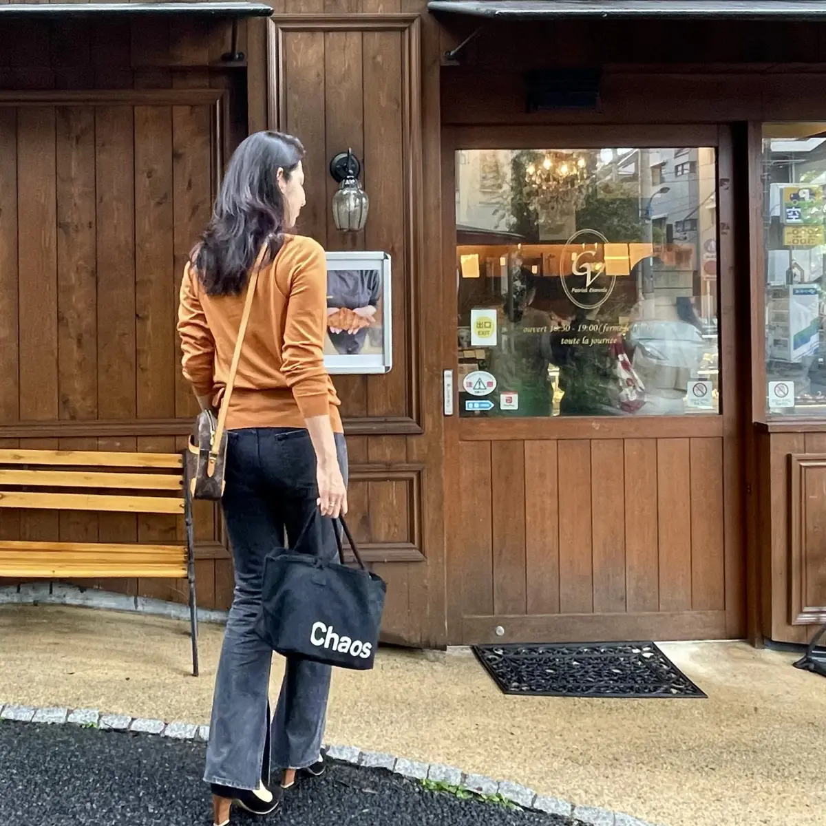 エクラ１０月付録カオスバッグ、ポシェット、オレンジVネックニット、ブラックデニム