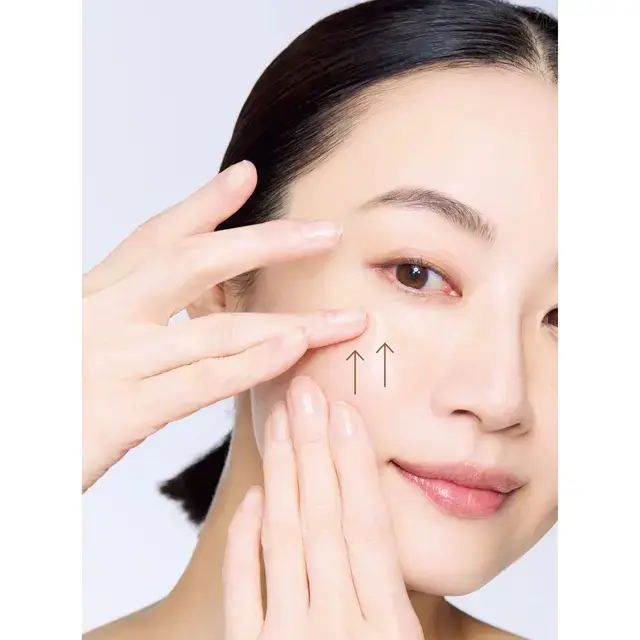 美容液は毛穴に対して下から上に押し上げ塗り