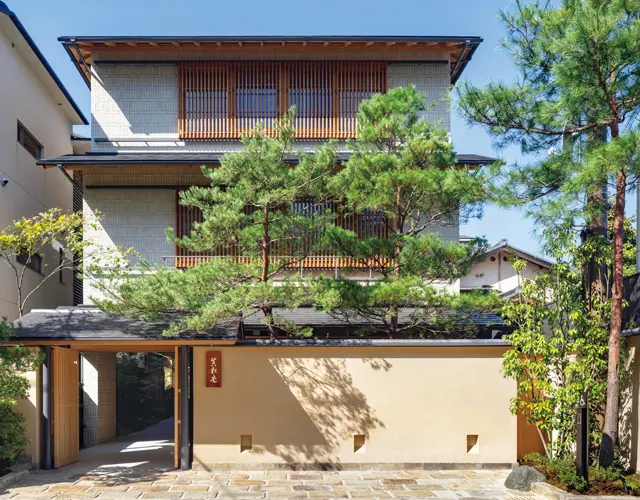 閑静な住宅街に溶け込む2階建てのホテル