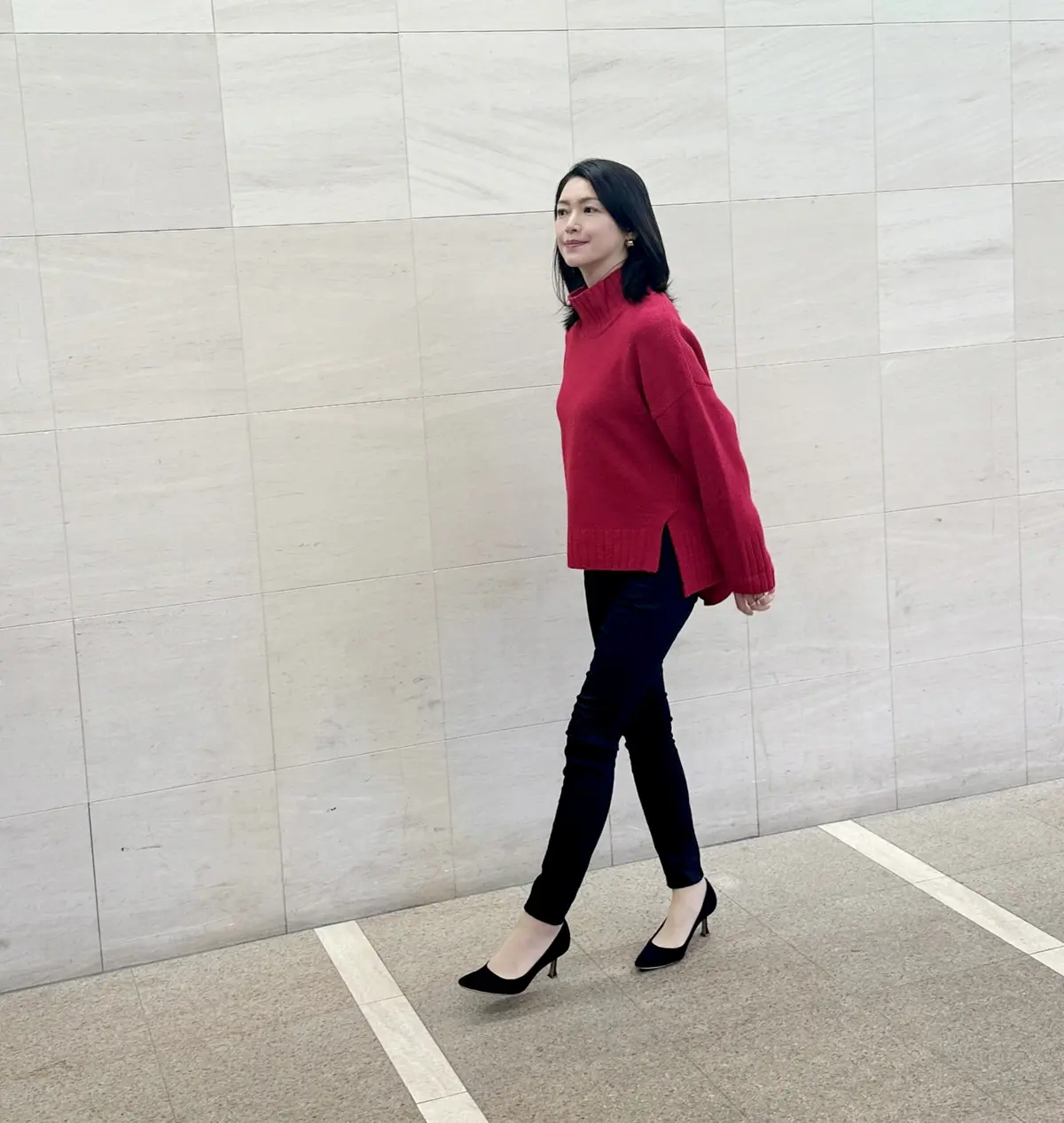 華やか赤ニットの大人コーデの画像_2