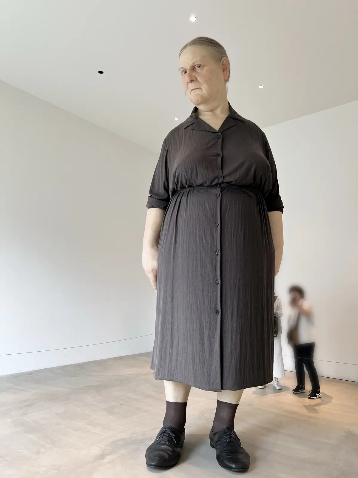 十和田市現代美術館　スタンディング・ウーマン