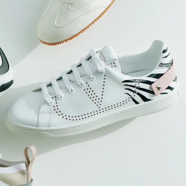 ゼブラ柄のプリントにスナップで取りはずし可能なレザーパッチとスタッズがクラス感たっぷり