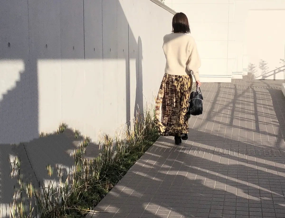 黄色いスカート後ろ姿