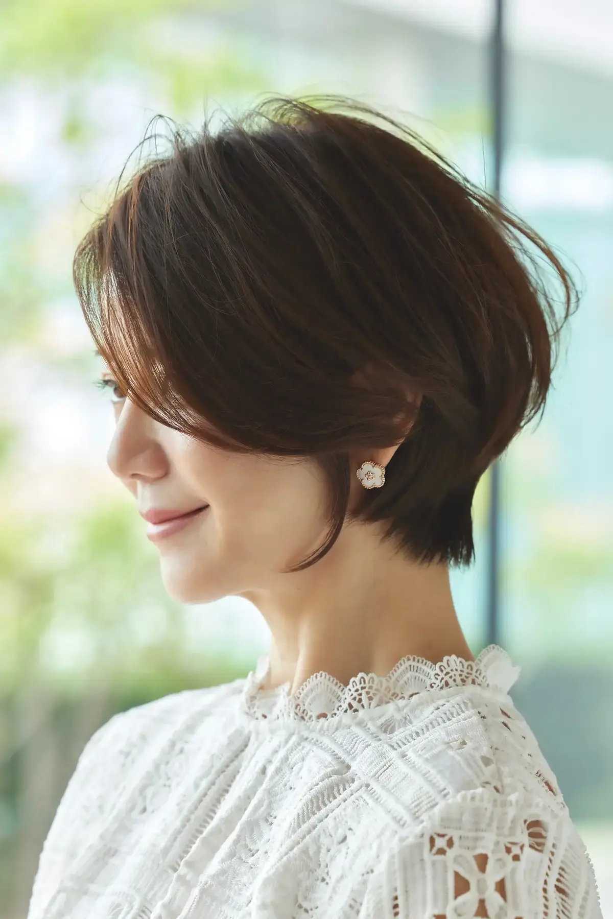 エアリーなひし形ショートでボリュームアップと小顔を同時にかなえる【50代髪型・ヘアスタイル】