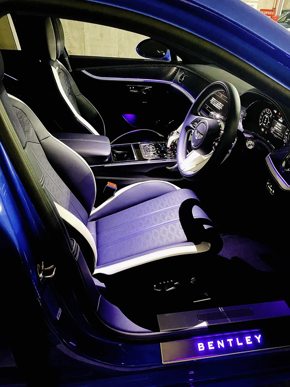 ベントレー フライングスパー 内観 運転席 マダムの“ぐっとくるクルマ”試乗 Webエクラ